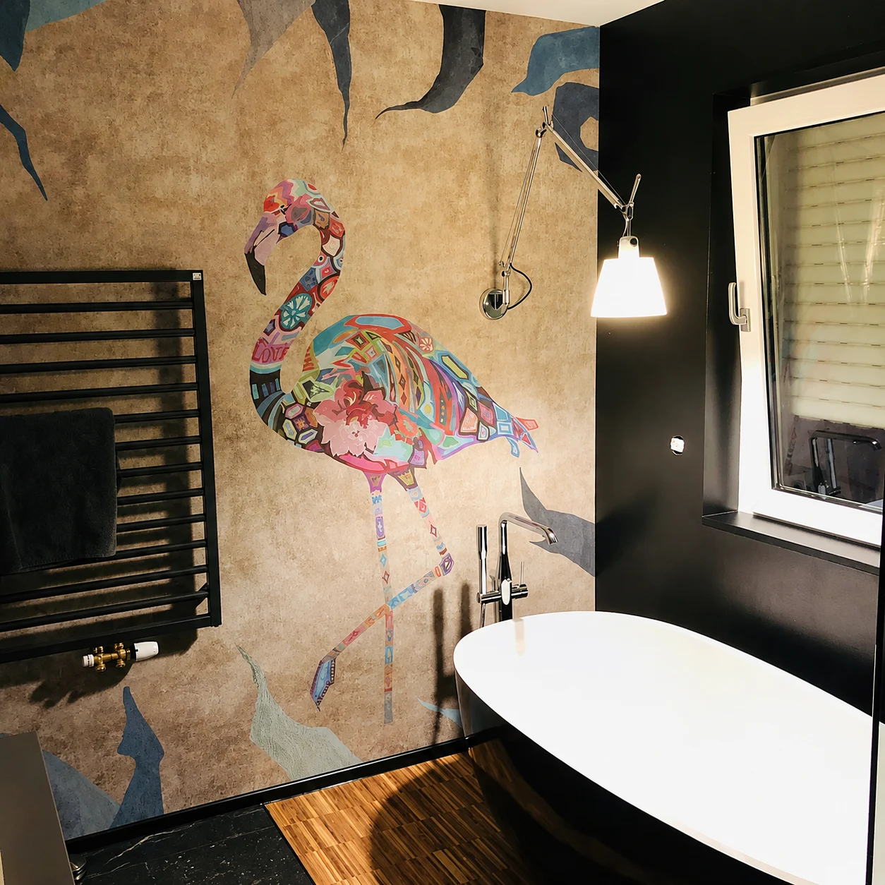 Modern saniertes Badezimmer mit großformatigen Fliesen