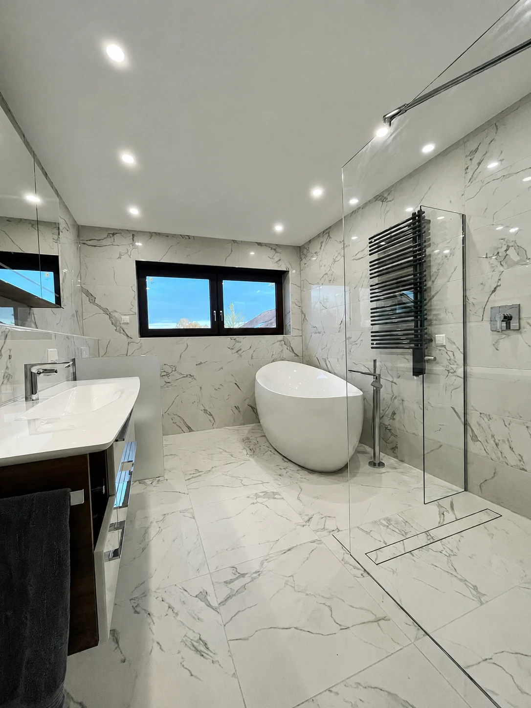 Hochwertiges Badezimmer mit freistehender Badewanne